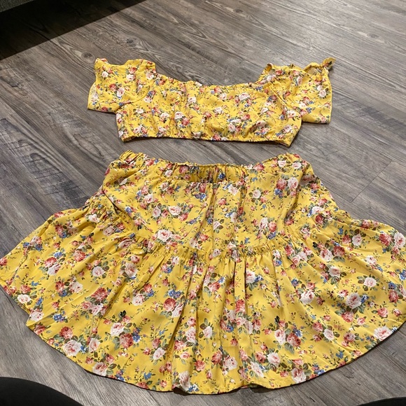 SHEIN Dresses & Skirts - SHEIN Curve - 2 piece floral skirt and crop top set